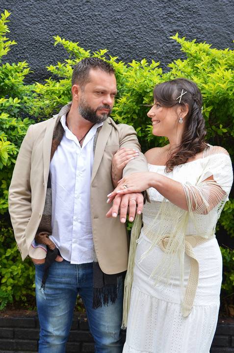 Noivos Exibindo Aliança e se Entreolhando na Penha SP Foto Feita por Priscila Felix Fotógrafa de Casamentos, Ensaios e Família'