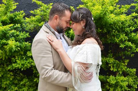 Noivos de Olhos Fechadas Testa com Testa na Penha SP Foto Feita por Priscila Felix Fotógrafa de Casamentos, Ensaios e Família'