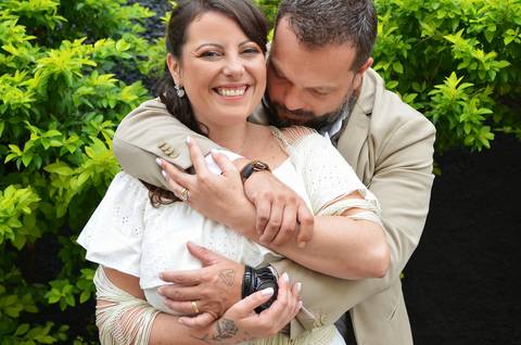 Noivos se abraçando na Penha SP Foto Feita por Priscila Felix Fotógrafa de Casamentos, Ensaios e Família'