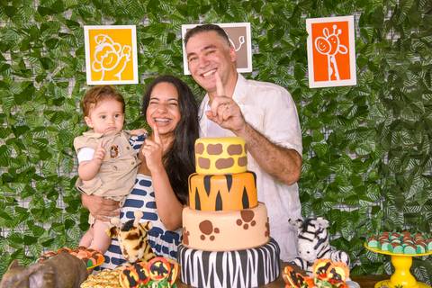 Fotografia do Aniversariante e Seus Pais Na Mesa do Bolo Mostrando a Idade de 1 Aninho do Dante no Rancho Abor Aricanduva SP. Foto por Priscila Felix, fotógrafa de família, ensaios e casamentos.'