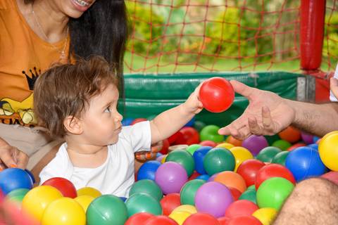 Fotografia do Aniversariante e Seus Pais Na Piscina de Bolinhas no Rancho Abor Aricanduva SP. Foto por Priscila Felix fotógrafa de família, ensaios e casamentos.'