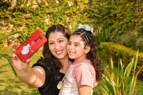 Fotografia das Convidadas Mãe e Filha Tirando uma Selfie no Rancho Abor Aricanduva SP. Foto por Priscila Felix fotógrafa de família, ensaios e casamentos.'