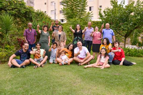 Fotografia do Aniversariante e Todos Convidados no Jardim do Rancho Abor Aricanduva SP. Foto por Priscila Felix fotógrafa de família, ensaios e casamentos.'