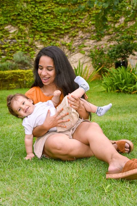 Fotografia da Mãe Brincando com o Aniversariante Rindo no Jardim do Rancho Abor Aricanduva SP. Foto por Priscila Felix fotógrafa de família, ensaios e casamentos.'