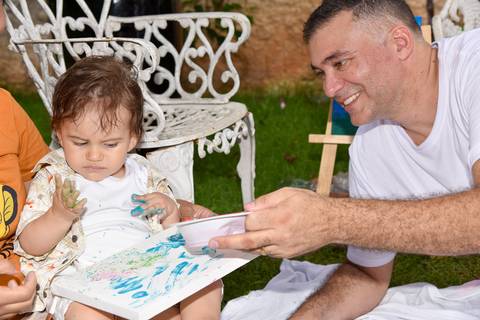 Fotografia dos Pais Brincando com o Filho de Pintura no Jardim do Rancho Abor Aricanduva SP. Foto por Priscila Felix fotógrafa de família, ensaios e casamentos.'