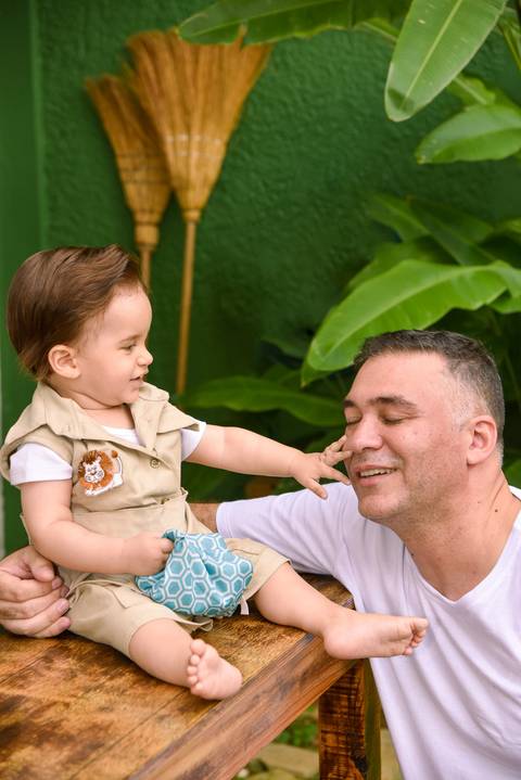 Fotografia do Aniversariante Fazendo Carinho no Rosto do Pai no Rancho Abor Aricanduva SP. Foto por Priscila Felix fotógrafa de família, ensaios e casamentos.'