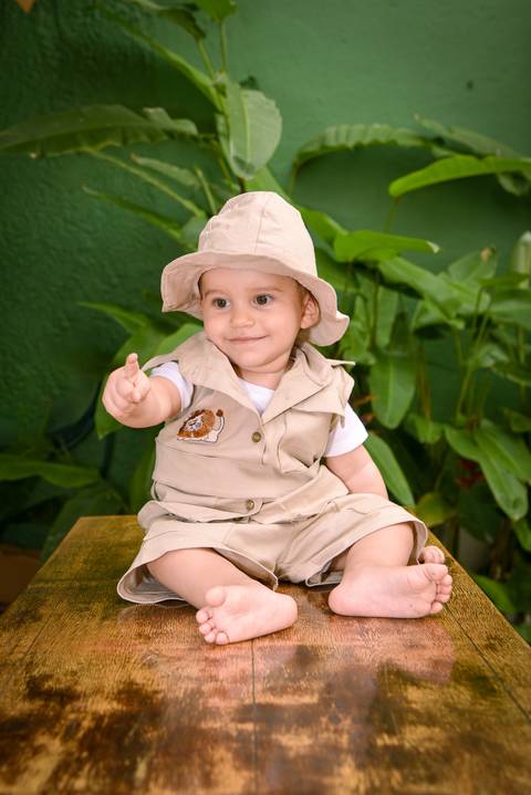 Fotografia do Aniversariante Mostrando Com o Dedinho o Número Um de Sua Idade no Rancho Abor Aricanduva SP. Foto por Priscila Felix fotógrafa de família, ensaios e casamentos.'