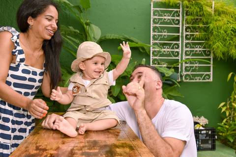 Fotografia dos Pais Brincando com o Aniversariante no Rancho Abor Aricanduva SP. Foto por Priscila Felix fotógrafa de família, ensaios e casamentos.'