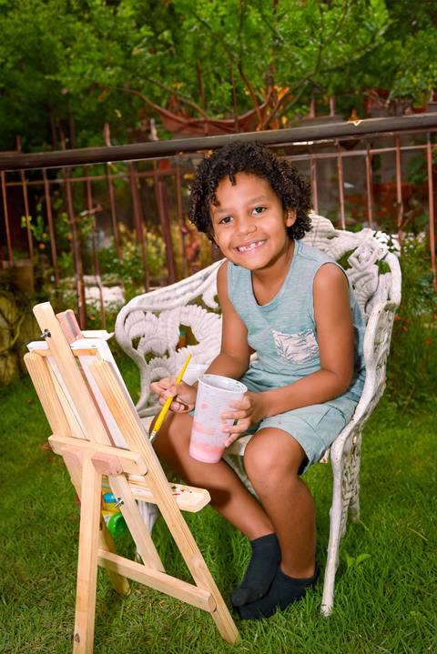 Fotografia de Criança Pintando um Quadro No Jardim do Rancho Abor Aricanduva SP. Foto por Priscila Felix fotógrafa de família, ensaios e casamentos.'