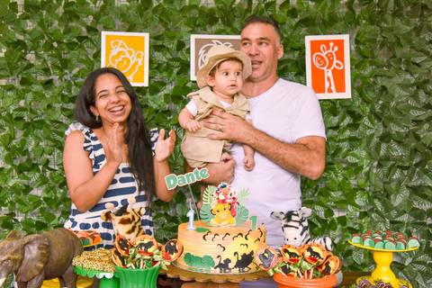 Fotografia da Hora do Parabéns Aniversariante e Seus Pais Na Mesa do Bolo no Rancho Abor Aricanduva SP. Foto por Priscila Felix fotógrafa de família, ensaios e casamentos.'