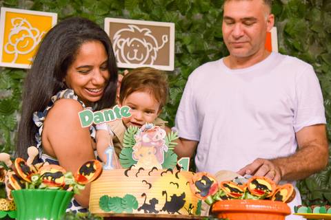 Fotografia da Hora do Parabéns Aniversariante e Seus Pais Mexendo no Bolo no Rancho Abor Aricanduva SP. Foto por Priscila Felix fotógrafa de família, ensaios e casamentos.'