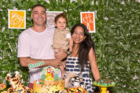 Fotografia da Família com Um Grande Sorriso Na Mesa do Bolo no Rancho Abor Aricanduva SP. Foto por Priscila Felix fotógrafa de família, ensaios e casamentos.'