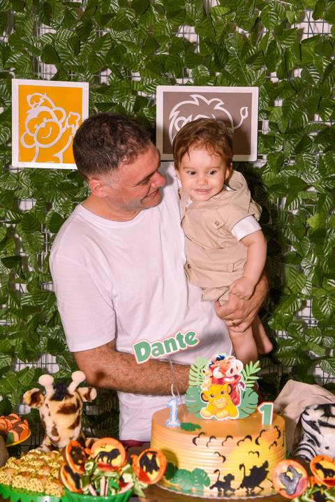 Fotografia de Pai e Filho Na Mesa do Bolo no Rancho Abor Aricanduva SP. Foto por Priscila Felix fotógrafa de família, ensaios e casamentos.'