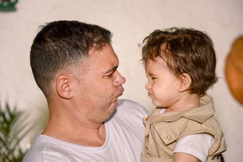 Fotografia de Pai e Filho Fazendo Caretas no Rancho Abor Aricanduva SP. Foto por Priscila Felix fotógrafa de família, ensaios e casamentos.'