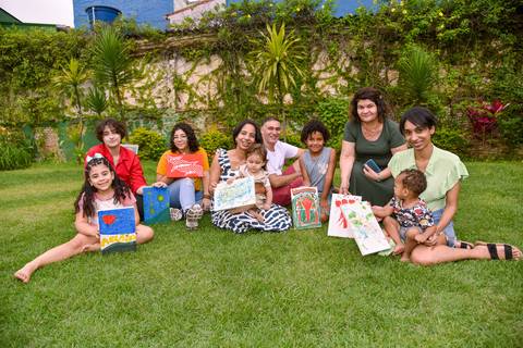 Fotografia do Aniversariante e Todas as Crianças Com Seus Quadros Pintados no Jardim do Rancho Abor Aricanduva SP. Foto por Priscila Felix fotógrafa de família, ensaios e casamentos.'