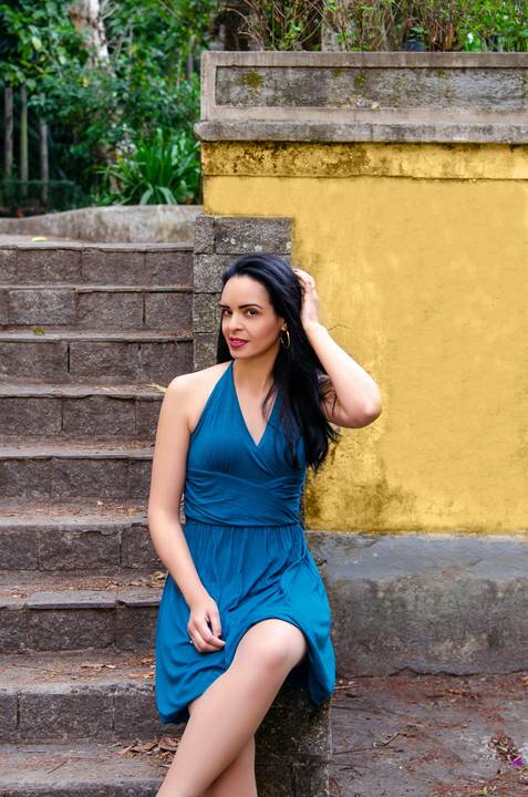 Foto da Noiva Sorrindo e Mexendo nos Cabelos no Ensaio Casal Pre Wedding no Parque da Água Branca SP, feita pela Priscila Felix, fotógrafa de casamentos, ensaios e eventos'