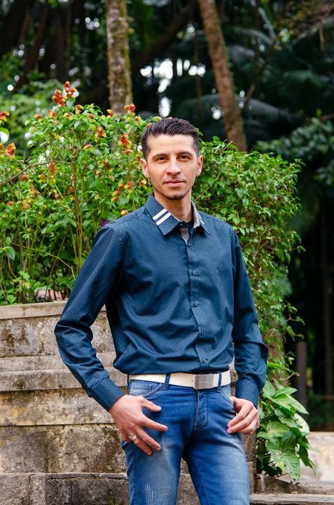 Foto do Noivo Sorrindo no Ensaio Casal Pre Wedding no Parque da Água Branca SP, feita pela Priscila Felix, fotógrafa de casamentos, ensaios e eventos'