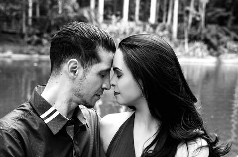 Foto dos Noivos de Testa Colada Com os Olhos Fechados Em Preto e Branco, no Ensaio Casal Pre Wedding no Parque da Água Branca SP, feita pela Priscila Felix, fotógrafa de casamentos, ensaios e eventos'