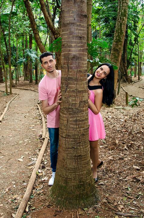 Foto dos Noivos Sorrindo Atrás de Uma Árvore no Ensaio Casal Pre Wedding no Parque da Água Branca SP, feita pela Priscila Felix, fotógrafa de casamentos, ensaios e eventos'