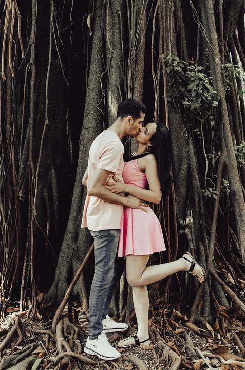 Foto dos Noivos Se Beijando Em Frente À Um Tronco Enorme de Árvore no Ensaio Casal Pre Wedding no Parque da Água Branca SP, feita pela Priscila Felix, fotógrafa de casamentos, ensaios e eventos'