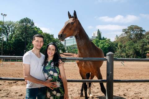 Foto dos Noivos e Uma Égua Posando Atrás no Ensaio Casal Pre Wedding no Parque da Água Branca SP, feita pela Priscila Felix, fotógrafa de casamentos, ensaios e eventos'