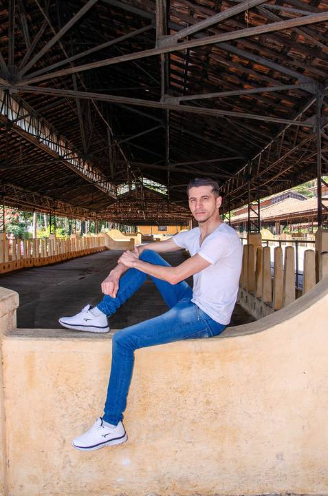 Foto do Noivo Sentado no Ensaio Casal Pre Wedding no Parque da Água Branca SP, feita pela Priscila Felix, fotógrafa de casamentos, ensaios e eventos'