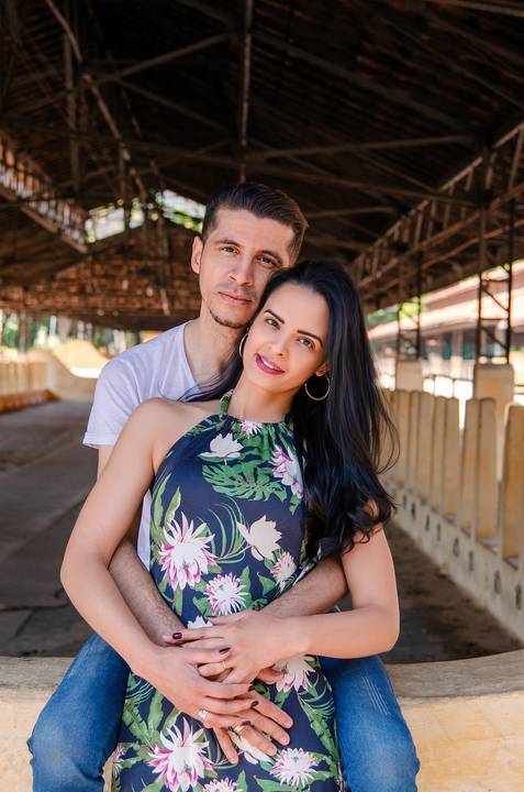 Foto dos Noivos Se Abraçando no Ensaio Casal Pre Wedding no Parque da Água Branca SP, feita pela Priscila Felix, fotógrafa de casamentos, ensaios e eventos'