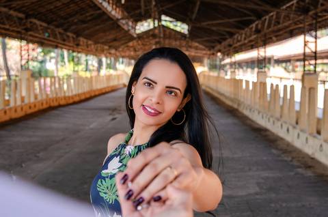 Foto da Noiva Segurando a Mão do Noivo no Ensaio Casal Pre Wedding no Parque da Água Branca SP, feita pela Priscila Felix, fotógrafa de casamentos, ensaios e eventos'