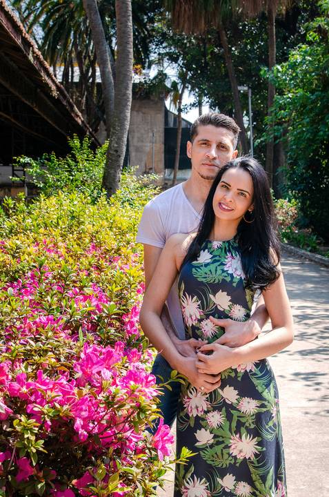 Foto dos Noivos Se Abraçando Num Jardim no Ensaio Casal Pre Wedding no Parque da Água Branca SP, feita pela Priscila Felix, fotógrafa de casamentos, ensaios e eventos'