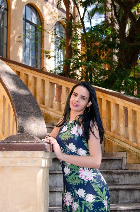 Foto da Noiva Numa Escadaria no Ensaio Casal Pre Wedding no Parque da Água Branca SP, feita pela Priscila Felix, fotógrafa de casamentos, ensaios e eventos'