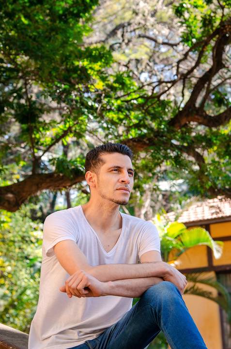 Foto do Noivo De Perfil com Árvore de Fundo no Ensaio Casal Pre Wedding no Parque da Água Branca SP, feita pela Priscila Felix, fotógrafa de casamentos, ensaios e eventos'