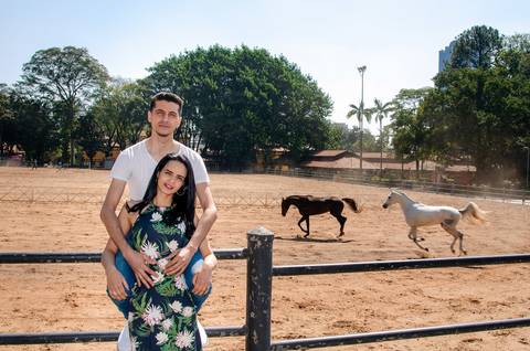 Foto dos Noivos e Cavalos ao Fundo Trotando no Ensaio Casal Pre Wedding no Parque da Água Branca SP, feita pela Priscila Felix, fotógrafa de casamentos, ensaios e eventos'