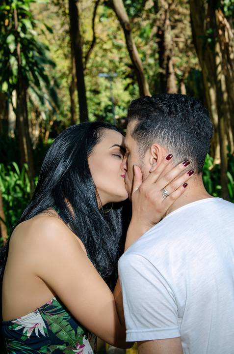 Foto do Beijo dos Noivos Sorrindo no Ensaio Casal Pre Wedding no Parque da Água Branca SP, feita pela Priscila Felix, fotógrafa de casamentos, ensaios e eventos'