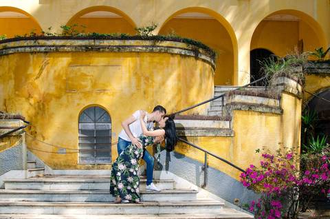 Foto dos Noivos Se Beijando Num Cambre Na Escadaria do Parque no Ensaio Casal Pre Wedding no Parque da Água Branca SP, feita pela Priscila Felix, fotógrafa de casamentos, ensaios e eventos'