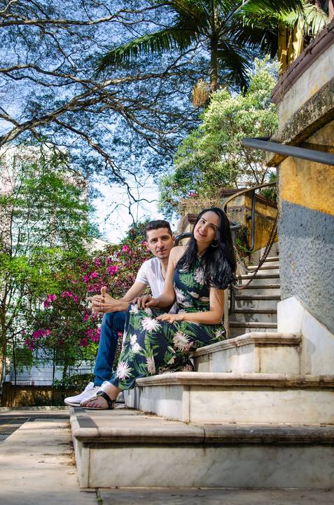 Foto dos Noivos Sentados Na Escadaria do Parque no Ensaio Casal Pre Wedding no Parque da Água Branca SP, feita pela Priscila Felix, fotógrafa de casamentos, ensaios e eventos'