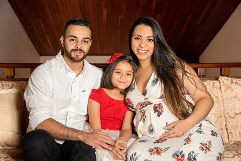 Foto do Pai, Mãe e Filha Sentados No Sofá No Estúdio Jardim Guedala em São Paulo, Foto Feita Pela Priscila Felix Fotógrafa de Família, Casamento e Ensaios '