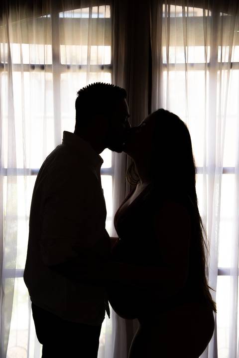 Foto da Silhueta do Casal se Beijando No Estúdio Jardim Guedala em São Paulo, Foto Feita Pela Priscila Felix Fotógrafa de Família, Casamento e Ensaios '