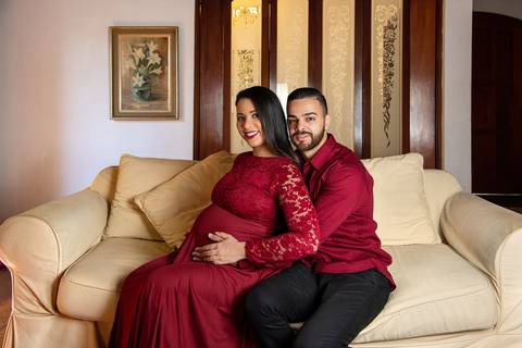 Foto do Casal Sentado no Sofá com o Pai Abraçando a Mãe No Estúdio Jardim Guedala em São Paulo, Foto Feita Pela Priscila Felix Fotógrafa de Família, Casamento e Ensaios '