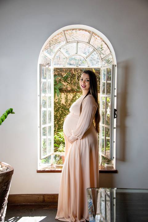 Foto da Grávida Em Frente à Janela de Perfil No Estúdio Jardim Guedala em São Paulo, Foto Feita Pela Priscila Felix Fotógrafa de Família, Casamento e Ensaios '