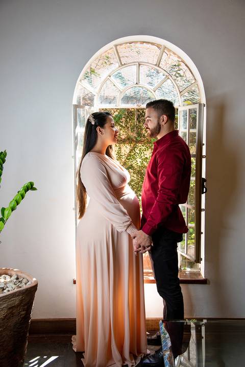 Foto do Casal se Olhando Em Frente à Janela No Estúdio Jardim Guedala em São Paulo, Foto Feita Pela Priscila Felix Fotógrafa de Família, Casamento e Ensaios '