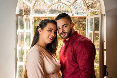 Retrato do Casal de Rosto Colado em Frente à Janela No Estúdio Jardim Guedala em São Paulo, Foto Feita Pela Priscila Felix Fotógrafa de Família, Casamento e Ensaios '