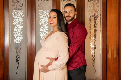 Foto do Casal Com o Pai Abraçando a Barriga da Mãe No Estúdio Jardim Guedala em São Paulo, Foto Feita Pela Priscila Felix Fotógrafa de Família, Casamento e Ensaios '