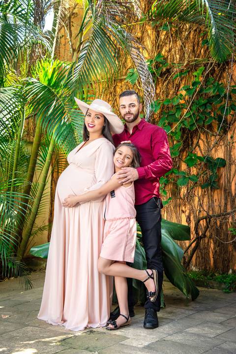 Foto da Família no Jardim Do Estúdio Jardim Guedala em São Paulo, Foto Feita Pela Priscila Felix Fotógrafa de Família, Casamento e Ensaios '