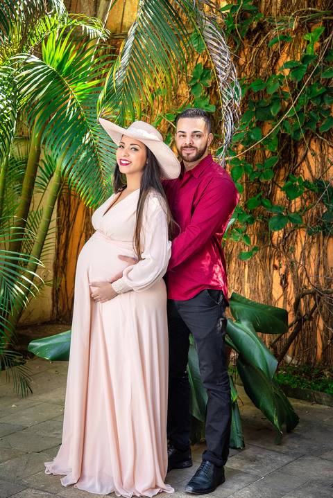 Foto do Casal se Abraçando no Jardim Do Estúdio Jardim Guedala em São Paulo, Foto Feita Pela Priscila Felix Fotógrafa de Família, Casamento e Ensaios '
