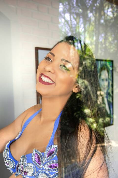 Retrato da Grávida num Reflexo da Porta de Vidro Num Lindo Sorriso No Estúdio Jardim Guedala em São Paulo, Foto Feita Pela Priscila Felix Fotógrafa de Família, Casamento e Ensaios '