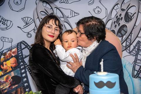 Foto da Mãe e Avó Beijando Aniversariantes na Mesa do Bolo Na Vila Andrade - SP. Foto por Priscila Felix, fotógrafa de família, ensaios, eventos e casamentos.'