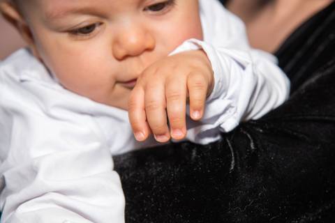 Retrato do Aniversariantes Com Foco na Mãozinha do Bebê Na Vila Andrade - SP. Foto por Priscila Felix, fotógrafa de família, ensaios, eventos e casamentos.'