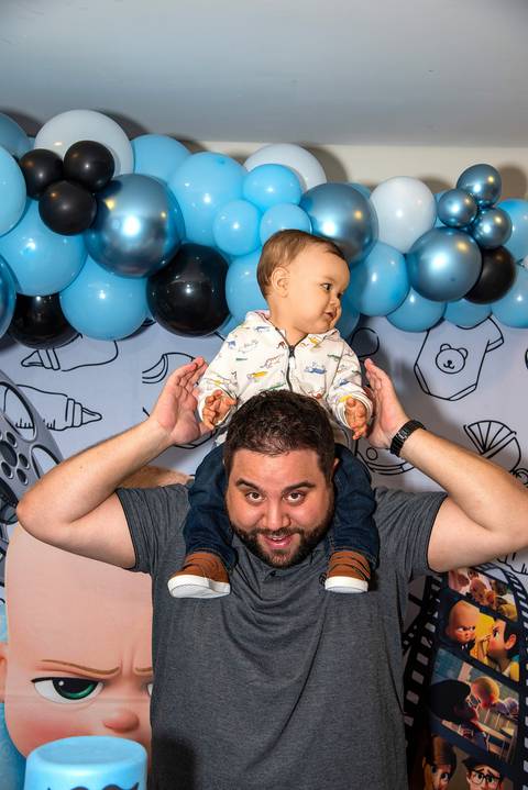 Foto do Aniversariante Nos Ombros do Pai Na Mesa do Bolo Na Vila Andrade - SP. Foto por Priscila Felix, fotógrafa de família, ensaios, eventos e casamentos.'