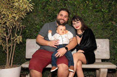 Foto dos Pais no Jardim do Apartamento com o Aniversariante Na Vila Andrade - SP. Foto por Priscila Felix, fotógrafa de família, ensaios, eventos e casamentos.'