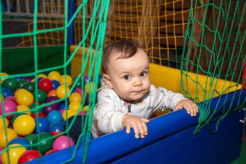 Foto do Aniversariante na Piscina de Bolinhas Na Vila Andrade - SP. Foto por Priscila Felix, fotógrafa de família, ensaios, eventos e casamentos.'